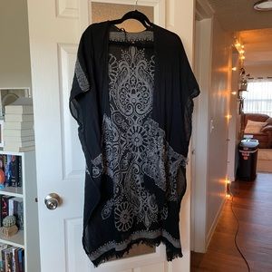 American Eagle Black and White Kimono